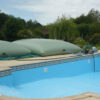 Filling/emptying swimming pools with flexible water tanks